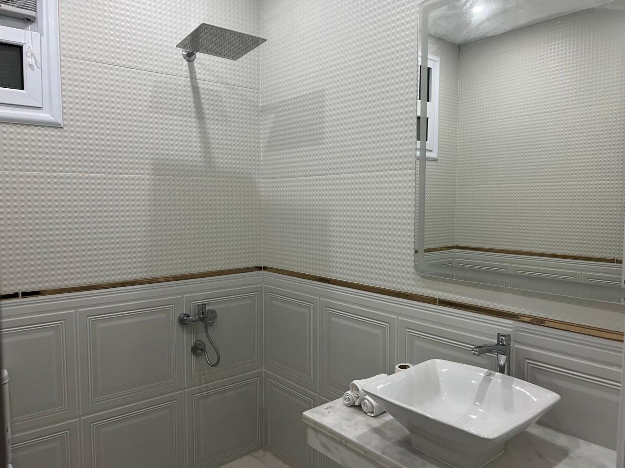 Private In Private In New 90th Street Apartment *