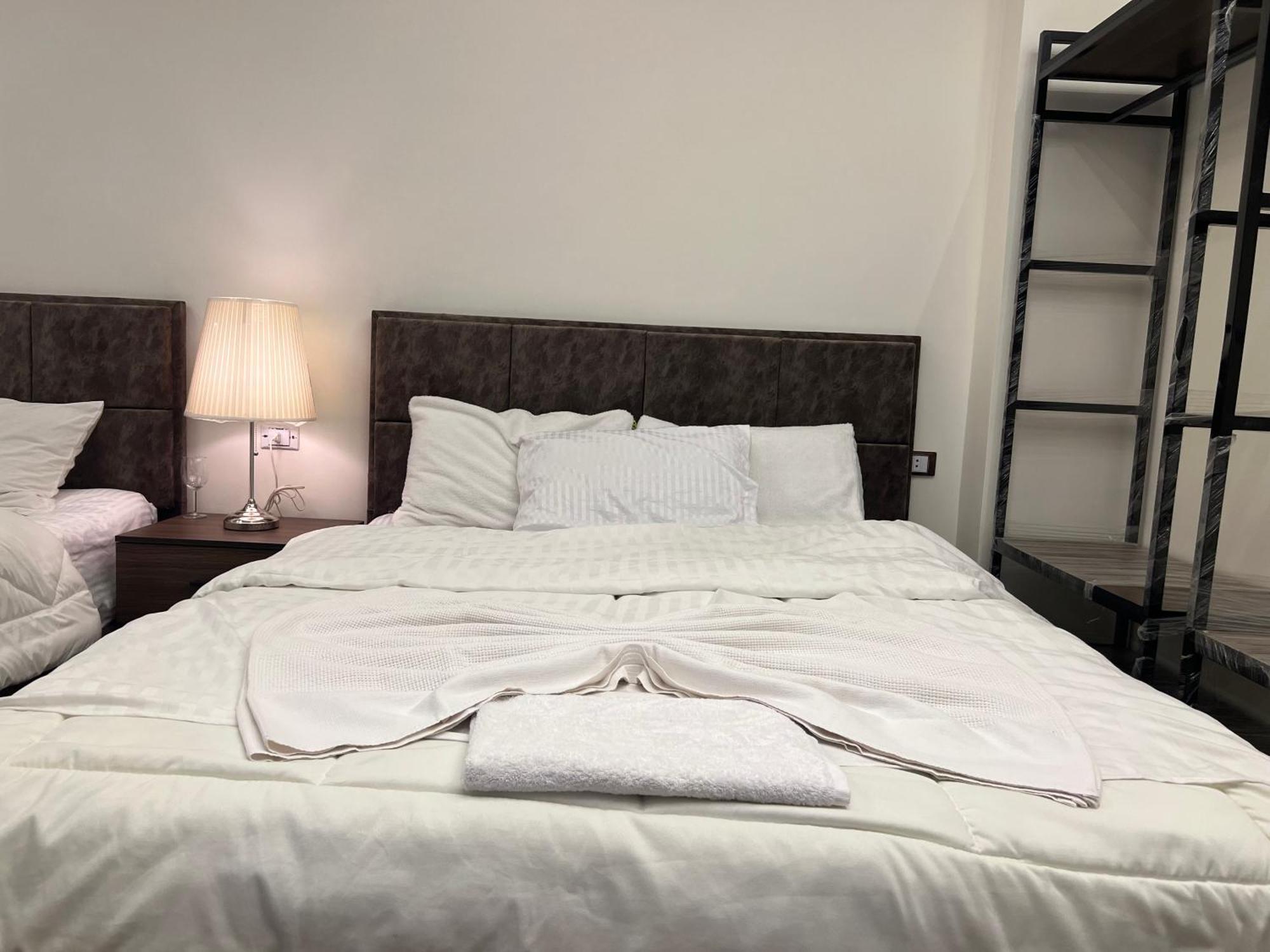 Private In Private In New 90th Street * Il Cairo
